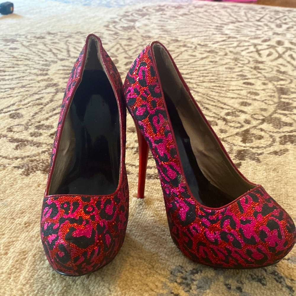 Size 6 pink and black cheetah print heels.
